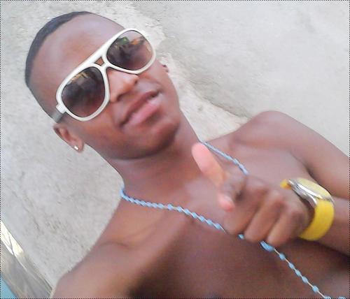 Sou Maloqueiro Sim e Noes Leva A vida Asim , To Vivendo o Começo , Só nao Sei Se Vai Ter Fim  (8  .

Casado com a :  @maayhsantoos  .