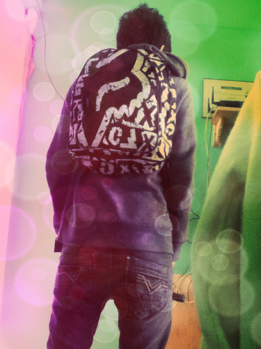 Aww mee encantaa cOnoceer Geentee.!Loo quee nO mee gustaa es quee mee criitiiqueen sin conoceerme..!♥ ツsi me siganme que Los sigo.! Amo a