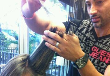 yo? peluquero ,maquillista y escenografo teatral amo la Vida , la tertulia y el arte en todas sus expreciones pero mas amo a mi clientela y amigos felices