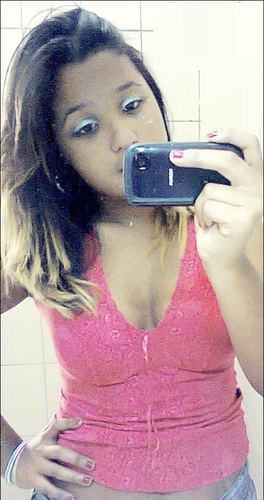 Morena, Leonina, ciumenta, irônica, alegre, sincera..
E eu amo demais meu Best ' Dolglas '' *_* ... 
Amo Minha amiga @_juugs