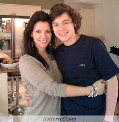 MammaAnne2's profile picture. Ciao! Hi! Sono il fake della mamma di Harry dei @onedirection I'm italian fake of Harry's mum! Follow me :)