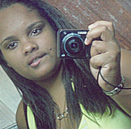 15 anos, carioca e vascaína com orgulho. Deus, família e amigos realmente me importa. Amo praia, coca cola, chocolate. Sorrisos e olhares me atraem