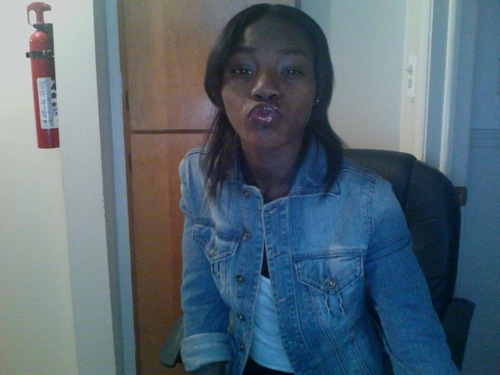 it's me keyeraaa , follow back , chillin (; and I love @October28_, @cieannaaaa__, @SHOOORT_