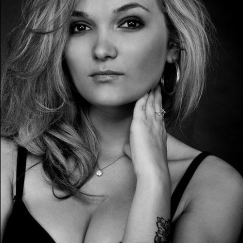 AlinaRozovenko's profile picture. В каждой голове первое, что надо сделать, - это заставить говорить глаза