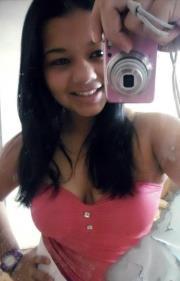Uma menina feliz por ter certeza que ao seu lado existem pessoas que a amam e que se importam com ela!