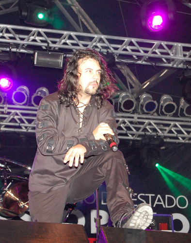 Singer from the bands http://t.co/xd1wC1hNe7  and