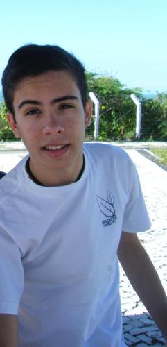 meu nome é Lucas, tenho 14 anos, sagitariano, sou carinhoso com quem gosto..