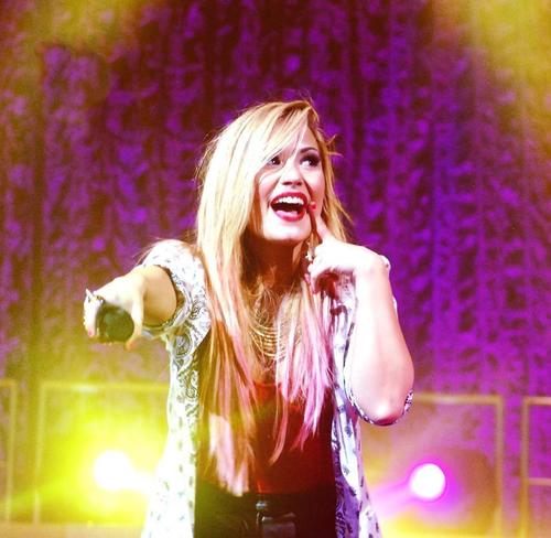 #Lovatic! Will be perfectly honest, I have a serious Lovato & Pretty Little Liars addiction.. !