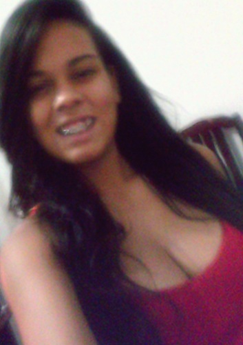 Tenho um sorriso confiante que as vezes não demonstra o tanto de insegurança por trás dele, sou inconstante e talvez imprevisível.
