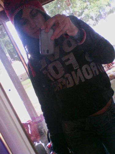 Tenho 14 anos, canceriana, viciada em net, chocolate, funk & rock, ... segue sigo de volta bjs *-*