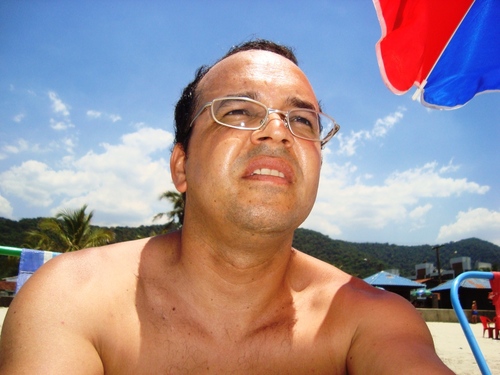 Biólogo formado pela UNISANTOS (1993), Mestre em Ciências  pelo PROCAM-USP (2016), trabalha há 29 anos no Instituto Florestal com conservação de áreas naturais.