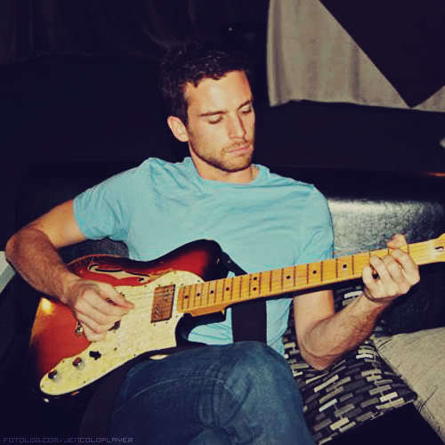 Twitter Fans Club en español dedicada a Guy Berryman, siguenos.  Encontraras photoshoots, datos curiosos, proyectos y noticias de la banda @Coldplay @Apparatjik