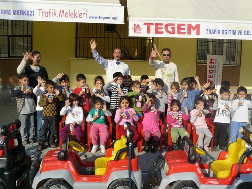 TÜRKİYE'DE BİR İLK. 5-8 YAŞ GURUBUNDAKİ ÇOCUKLARA, ÖZEL UYGULAMALI TRAFİK EĞİTİMİ VEREREK TRAFİK MELEKLERİ YETİŞTİRİYORUZ. HEDEF 34BİN TRAFİK MELEĞİ.340BİNHAYAT