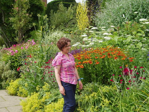 Irish girl,mother of 4,always busy.Practical Gardener,RHS qualified .Food lover,Self taught baker and bakes a lot!.Gardening + Baking are perfect partners.