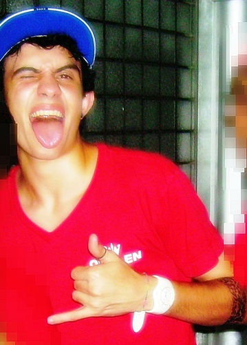 Bom, sou do signo de Câncer, jogo basquete, sou humilde, sorridente a todo tempo, amo minha família, amo minha namorada, e o meu Deus, Senhor Jesus Cristo. ~*
