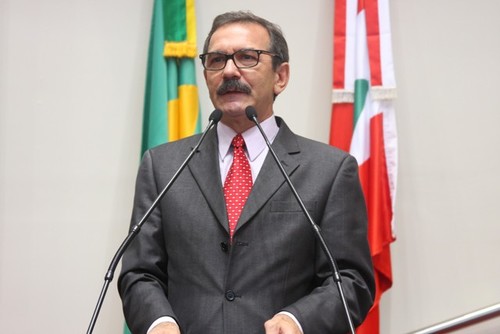 Nascido em Botuverá, casado com Inia, pai de Pillar e João, médico e deputado estadual pelo PSDB/SC.