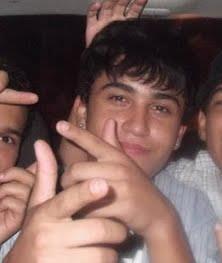 Nunca cruze os braços dIante de uma dificuldade , pois o maior homem , morreu de braços abertos !