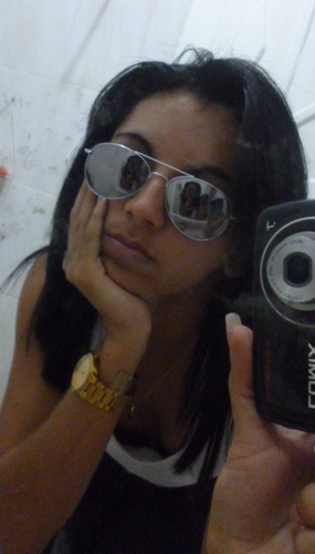 Sou uma pessoa extrovertida adoro fazer amigos...faço faculdade de redes de computadores....so me conhecendo sou muito legal...