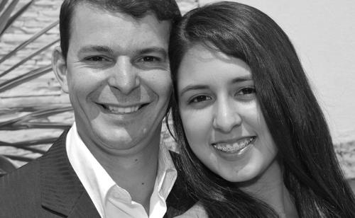 Creio no meu Deus maravilhoso, Católica, casada com um homem lindo: Ed Carlos. Amo Arte, Cantar e Fotografia. Sou feliz, sorridente e tenho Fé.