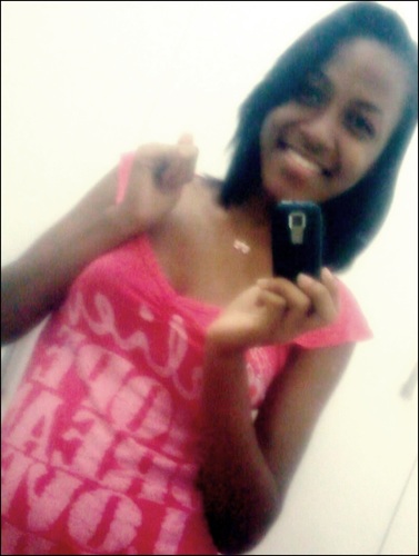 Sou Simplesmente aá dá Foto* α baixinha, dos cabelos pretos, da pele morena e dos olhos negros .
- aquela que se contenta com um simples abra