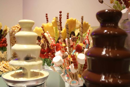 se arriendan exquisitas cascadas de chocolate para eventos, cumpleaños, bautizos etc... no solo puedes agregar chocolate, sino también salsas saladas aprovecha!