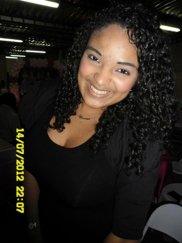 Sou uma garota meiga e simpática q confia em Deus.Minha filosofia de vida é não me contentar com pouco.Sonho alto! Eu busco o q a vida tem de melhor para me dar