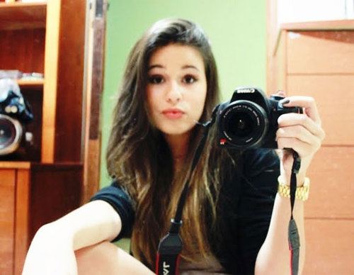 Chata,boba,romântica,simpática,filme de comedia romântica,e se for p/ entrar na minha vida e me iludir,nem chega perto!(;