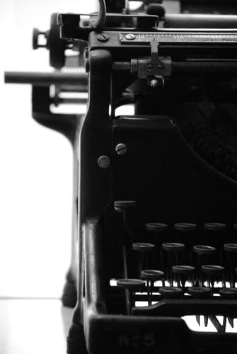 thelogofile's profile picture. A blog about life, love, and all things French and random from the cluttered brain of Caitlin Skelly -- a true logophile