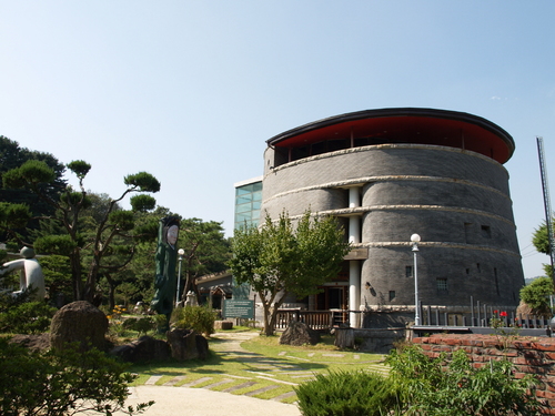 1997년 개관한 등기구 전문 민속박물관으로서
삼국시대 토기 등잔부터 조선시대 후기 석유등잔에 이르기까지 한반도 조명기구의 역사를 관람하실 수 있습니다. 1,2층 상설전시실, 특별전시실과 지하 체험학습실, 야외전시장과 농기구전시장을 함께 관람할 수 있습니다.