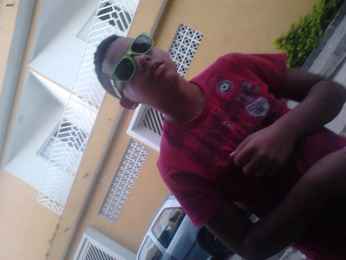 Amo rock,13 anos,moro em Osasco e ainda moro com os meus pais HAHA'.
Da um Follow ae,sigo devolta