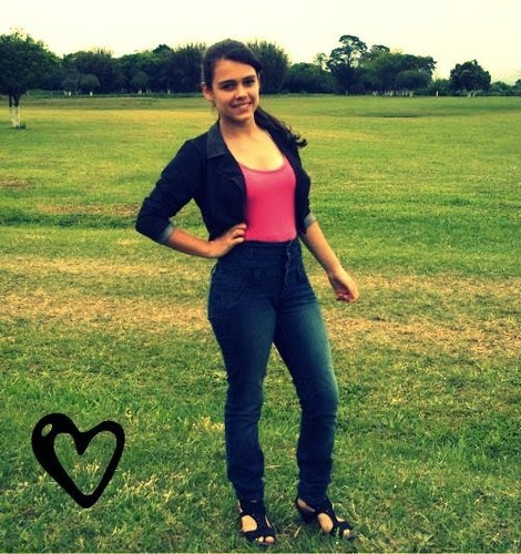 A menina sorridente do Nike preto, Curte One duraction,assiste Simpsons, tem ciumes dos amigos se apega facil, Dançar é sua vida e fotografar seu combustivel..#