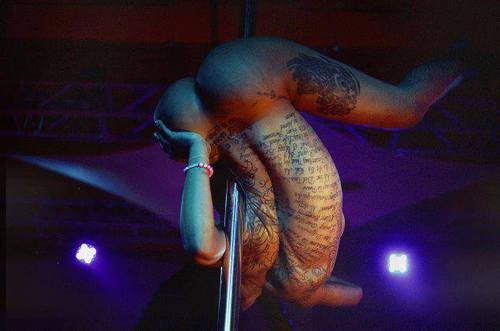 IM A DANCER I MAKE MY MONEY I DONT GIVE A FUK WAT A BITCH THINK OR NO NIGGA RT! DONT TAKE NO BULL SHIT I CAN TAKE YOUR GURL OR YUR NIGGA TRY ME.