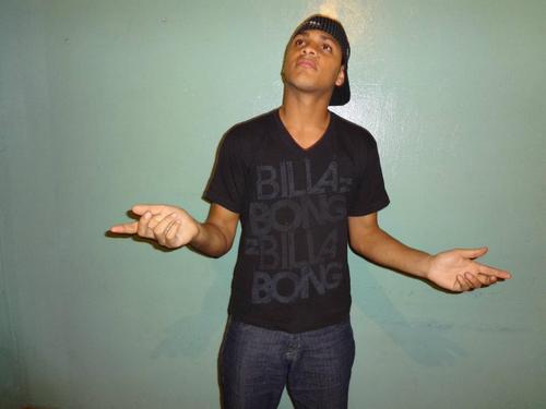 Feliz, Divertido, Romântico, Persistente, Atrapalhado, Um pouco bipolar, gosto de animes, curto rock,black music, samba rock, Flash back e curto dança.