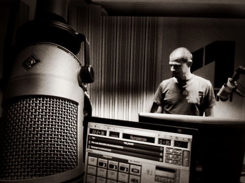 Harvar runt bland kablar och mixerbord i den kommersiella radions värld.