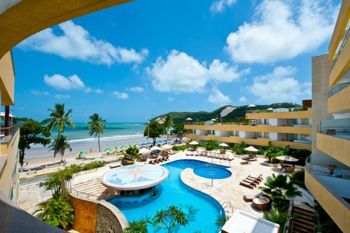 Hotel localizado à beira-mar da praia de Ponta Negra, conta com 89 aptos e uma excelente estrutura. Telefone: 3219-0578