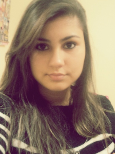 15 anos, leonina. Não é qualquer palavra que me ilude, não é qualquer beijo que apaixona, não é qualquer olhar que me conquista. O comum não me atrai.
