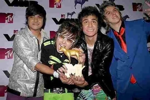 Vote 'Menina Estranha- Restart' na categoria  HIT DO ANO e 'Restart' como MELHOR BANDA  #vmb2012