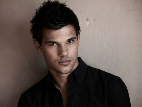 Taylor Lautner on Twitter.  *being a paro*