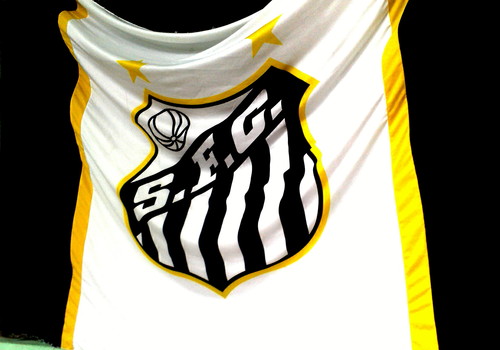 Nós vestimos o seu manto pra fazer a sua história, de branco & preto honramos vossos cem anos de glória ! Santos futebol clube..
