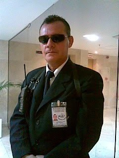 Tranquilo,muito tranquilo,carinhoso e safado,muito safado,compreendo as coisas e pessoas com muita facilidade,do bem e faço do meu trabalho a mha diversão!!