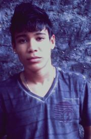 um cara simples , muito bobo, engraçado , chato as vezes .. sou o que sou e ninguém vai mudar :)