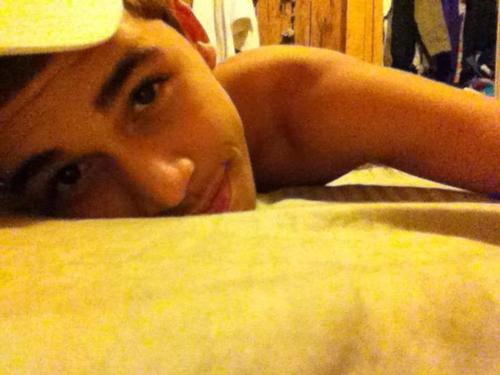 I Tweet Randomness . Soy Latino . I'm 15 . + Follow -- @Gee_AnaLoca -- Twiffey 3 . - Make The Button Go Bluee (;