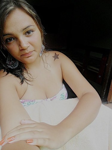 - éн . .aquelα meniiniinнaa cresceu '
　　αmαdureceu e αprendeu α ver o mundo
　　　com outros olнos*descobriiu que não vαle α penα' sofrer