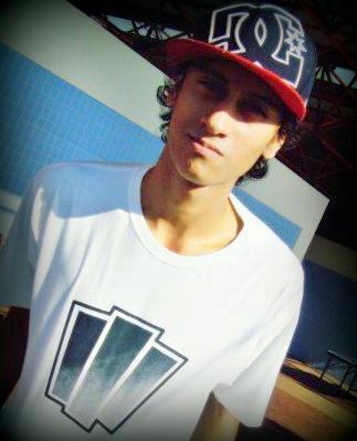 A gente não pode só ser forte , precisamos ter alguém a quem segurar a mão. @SONICFS ♥   te cuido ... mesmo assim tão distante de mim . 4ever ♥  since 12.01.12