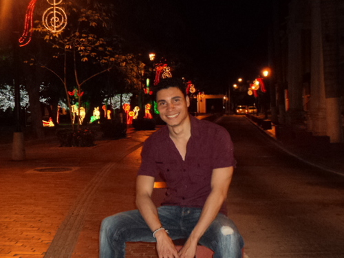 Médico, tío encargado, hermano regañón.
Uribista y de ULTRAderecha.
