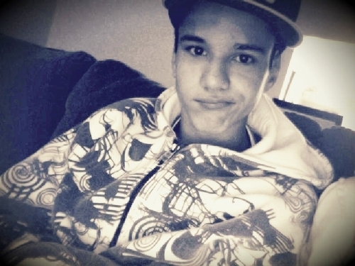 Namorado da @_xiukelly,besta,idiota e muito criança..
e, irmaozinho do @_66Gui