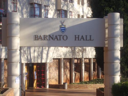 a student-friendly senior residence which offers both catering and self-catering. The residence accommodates mixed genders.