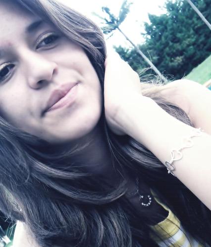 15,  Loira,Risonha, Delicada, Estressada, Chata, Possessiva, Lesada, Sincera, ”Corinthiana Roxa” e muito mais... Se quiser saber mais sobre mim #Follow-me..
