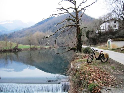 Descubrir los secretos de nuestros valles está al alcance de todos con la bicicleta rural eléctrica. Centros en Bertiz y Arre-Pamplona. #burricleta, #navarra