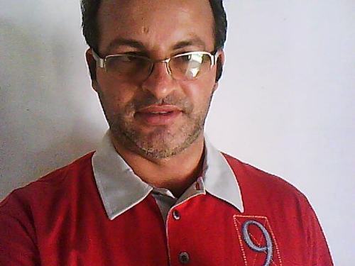 sou casado tenho 04 filhas lindas é o amor da minha vida,trabalho de garçon , atuaumente estou a trabalhar de motorista